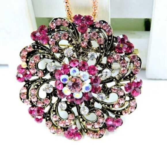 Charm Pendant Rhinestone flower Golden Chain necklace NWOT - Picture 3 of 3